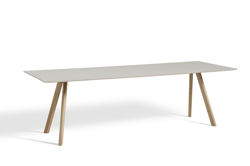 Heller Copenhague Tisch CPH 30 von Hay, 250x90 cm, mit Holzbeinen und rechteckiger Tischplatte.